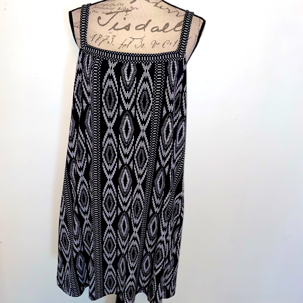 ⚪️⚫️NWOT White House Black Market Pocket Midi